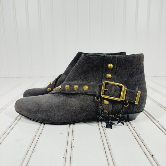 Marc Jacobs Grey Suede Chain-Link Accent Pointed Toe Studded Buckle Booties K406 - Picture 1 of 13